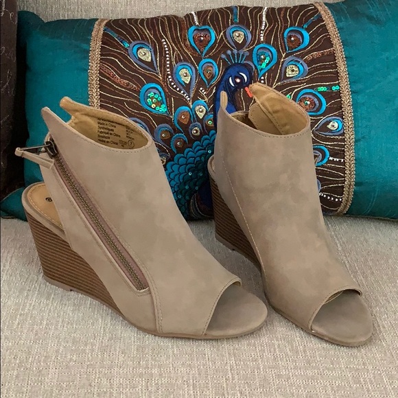 Brash Shoes - NWT Taupe wedge -7M
